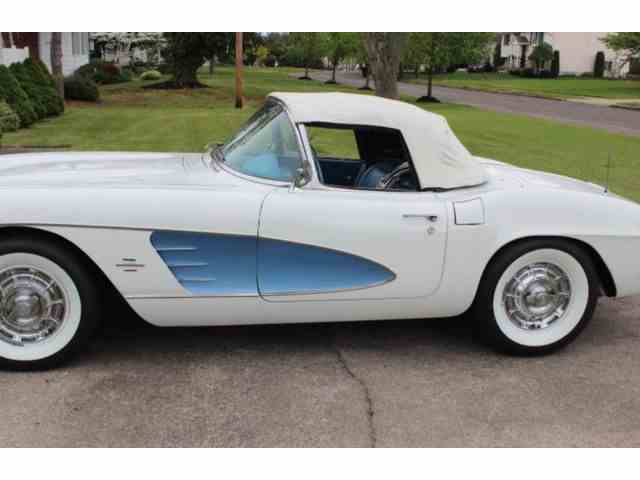 1961 CORVETTE SPIDER HARDTOP HELLBLAU/WEISS 1:18 AUTOWORLD (Neu (gemäss